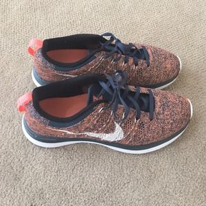 Salmon Pink/Navy Blue Nike Flyknit Lunar