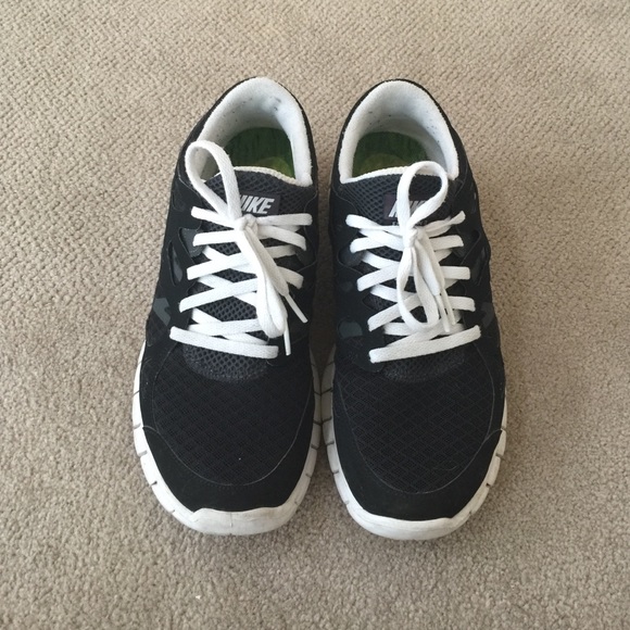 White/Black Nike Free Run 2