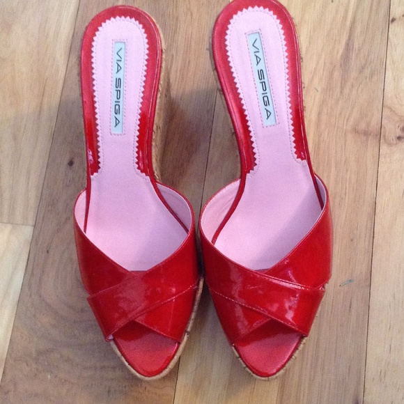 Peep toe wedge in fire engine Red - Picture 1 of 3