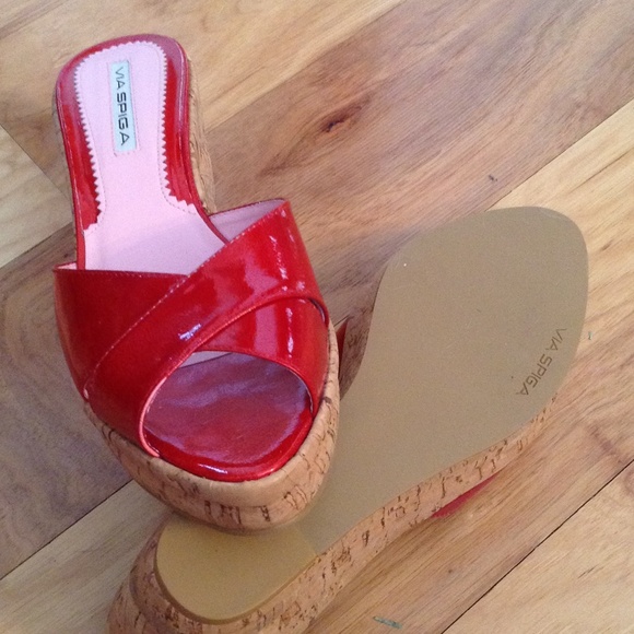 Peep toe wedge in fire engine Red - Picture 2 of 3