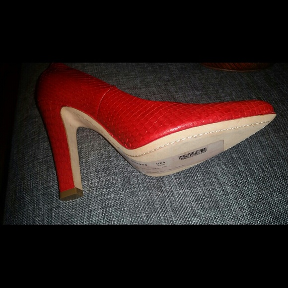 New pair of  red python skin leather 5 inch pumps. - Picture 1 of 3