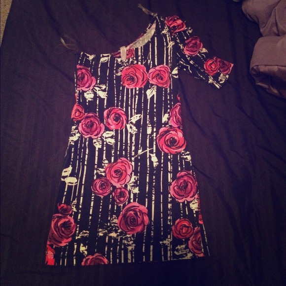 One sleeved rose pattern dress