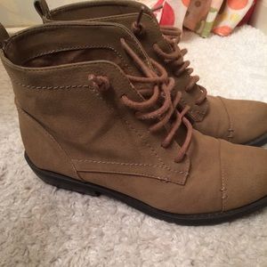 Super cute Sam and Libby boots!