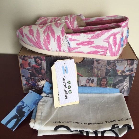NWT TOMS Classic Pink Ikat - Size 6