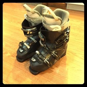 ski boots size 7 1/2 basically new.