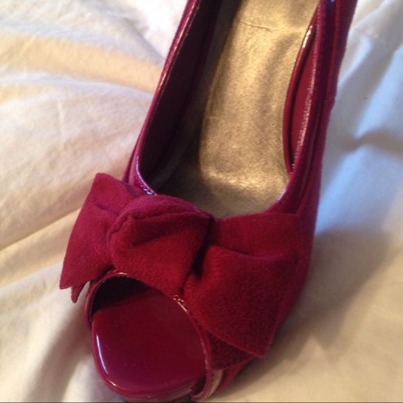 Hot pink suede peep toe pumps - Picture 2 of 4