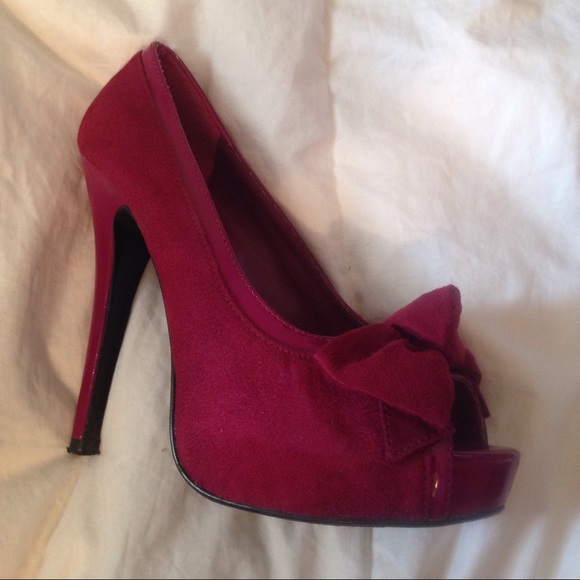 Hot pink suede peep toe pumps - Picture 4 of 4
