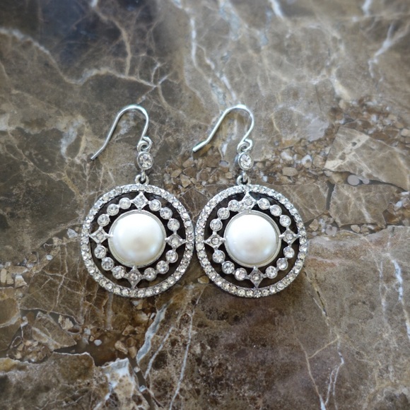 Classy pearl earrings