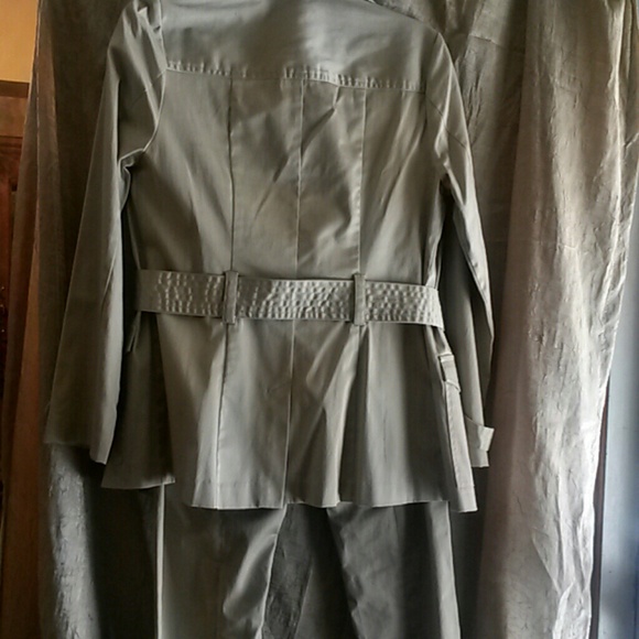 A two piece set - Picture 4 of 4