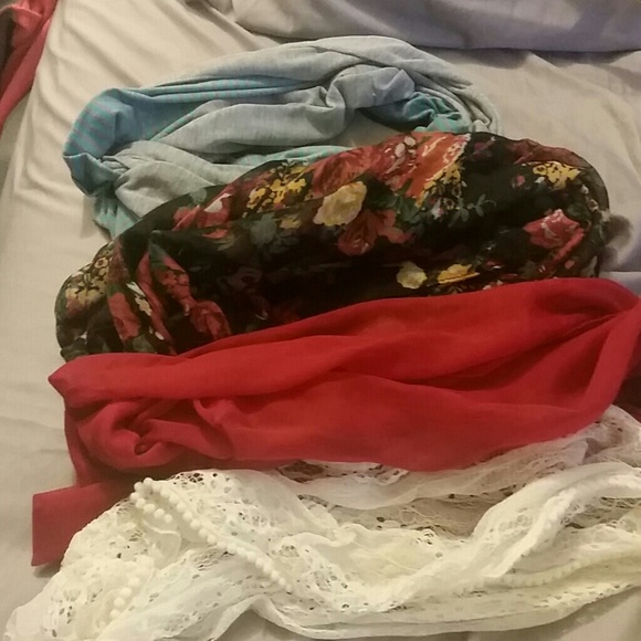 Lot of 4 scarves