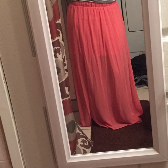 Selling a pink maxi skirt from forever21