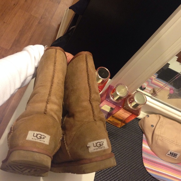 ‼️chestnut button uggs ‼️ - Picture 2 of 3