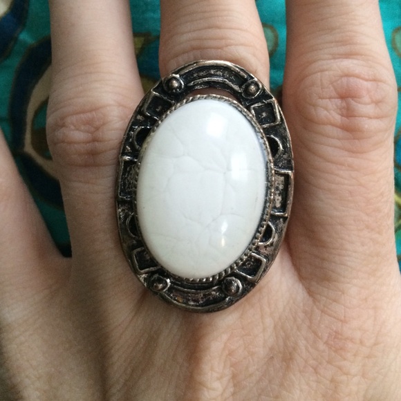 Large oval statement ring with white gem - Picture 1 of 4