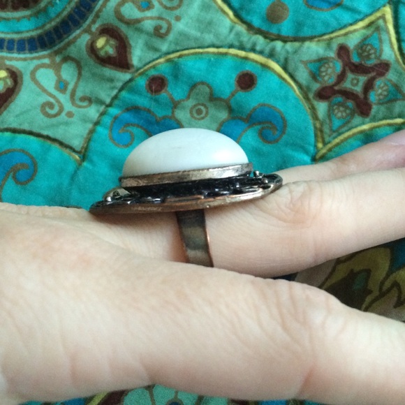 Large oval statement ring with white gem - Picture 2 of 4