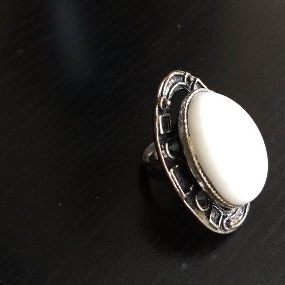 Large oval statement ring with white gem - Picture 3 of 4
