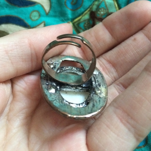 Large oval statement ring with white gem - Picture 4 of 4