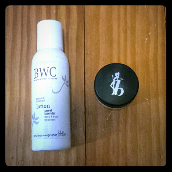 Bundle! Hand & body lotion and finishing powder
