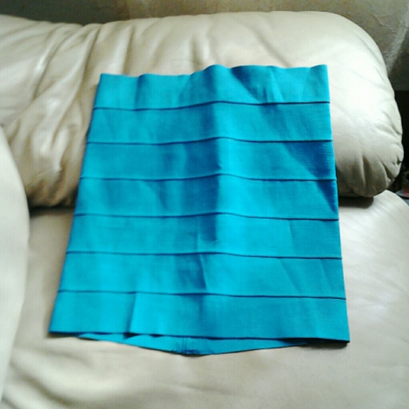 Turqouise bandage skirt w/ zipper in the back - Picture 1 of 3