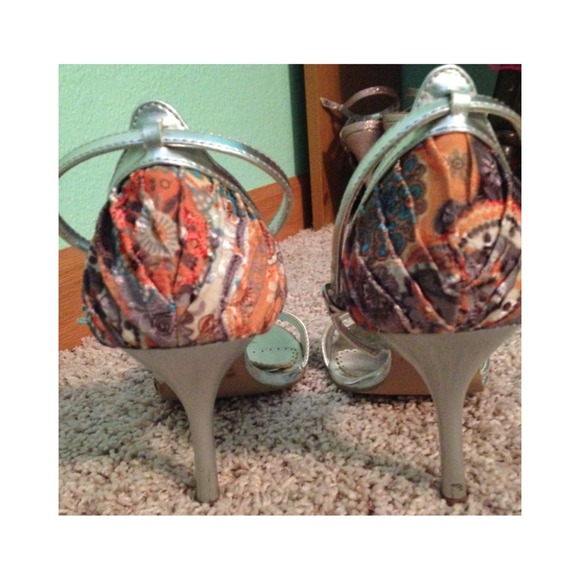 Paisley print silver  heels - Picture 3 of 5