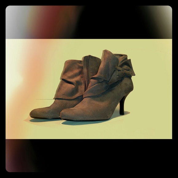 Apt. 9 slouch ankle boots size 20M Media Grey