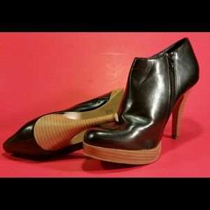 DuPoil black ankle boots with zipper size 9