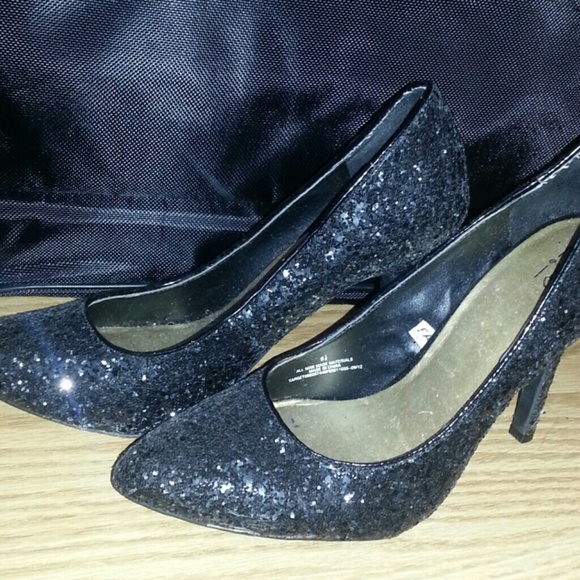 Black pumps