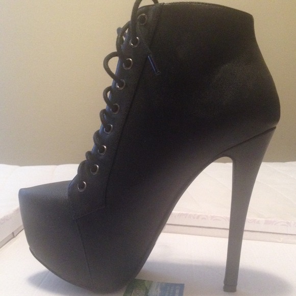 Sexy black lace up bootie!