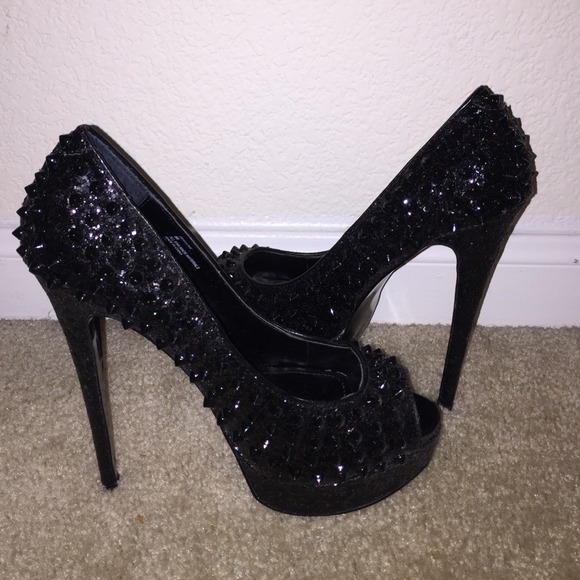 NEW STEVE MADDEN spiked pumps!!