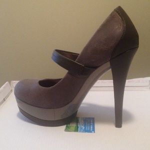 Charcoal/Grey Closed Toe Pump