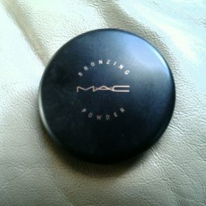 Mac bronzing powder compact