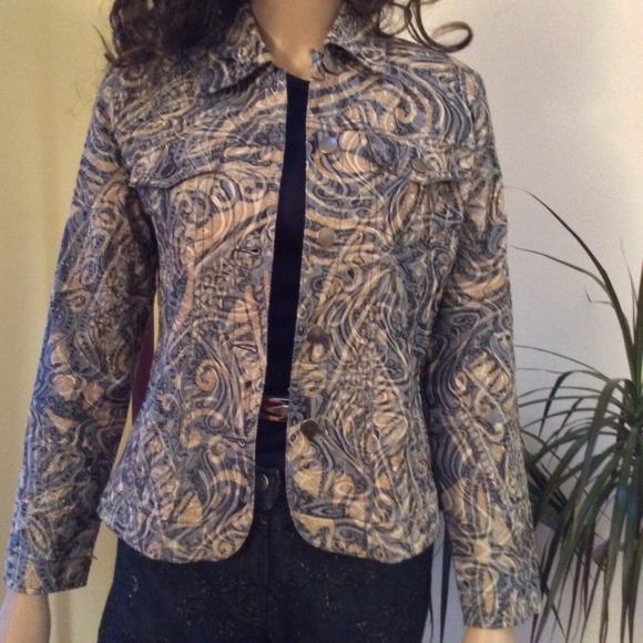 Adorable cropped jacket; goes with jeans or khakis - Picture 2 of 4