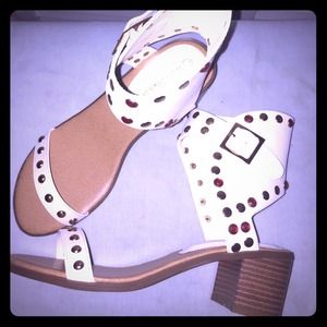 ❤️💬 low heel stud gladiator sandal💬❤️