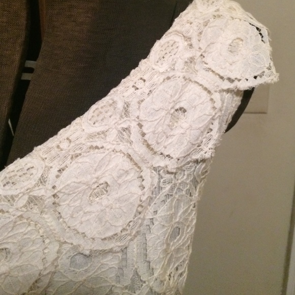 Cream one-shoulder lace dress - Picture 2 of 3