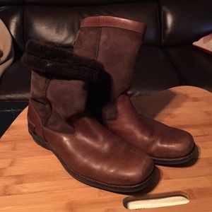 Ugg authentic chocolate Brown leather  Womans 9