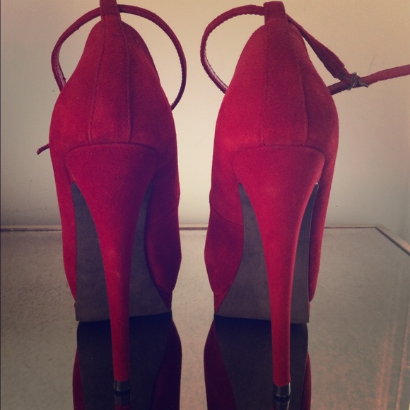 Steve Madden red pump. New!