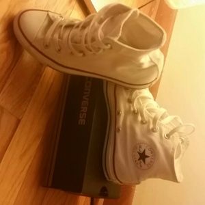 Size 7.5 white high top converse