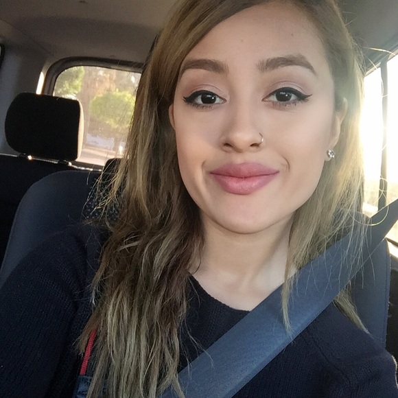 The Seller ✨ - Picture 2 of 4