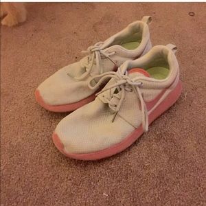 Roshe  running shoes