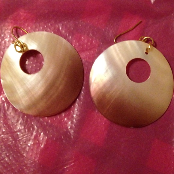 Pearl shell earrings