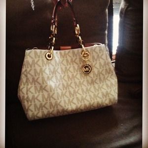 Micheal Kors Medium Vanilla Satchel