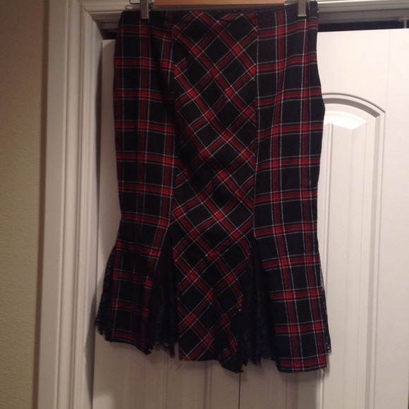 Tartan pattern skirt with lace inset