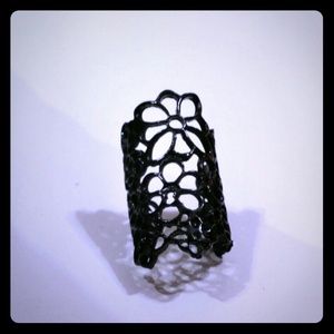 Retro black flower ring