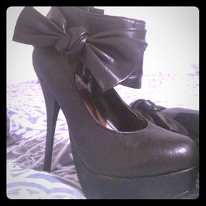 Black bow stiletto heels! 👠