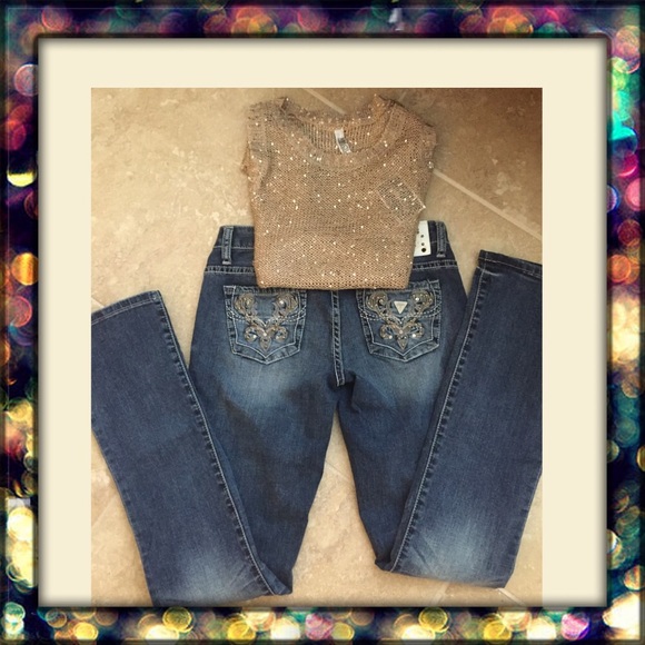 🎀GUESS Jeans w/Studs & Stones On Back Pockets🎀