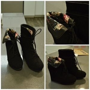 Foldable floral wedge bootie
