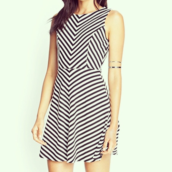 🌻 Chevron Cut Dress 🌻 NWT