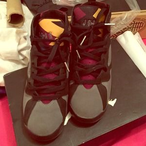 Does not come w box but 100% authentic!!!