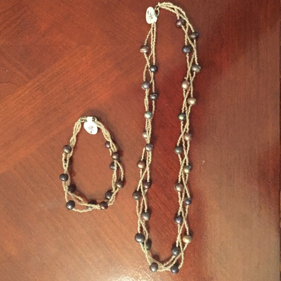 Fresh water pearl necklace & bracelet set