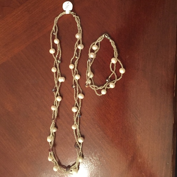 Fresh water pearl necklace & bracelet set