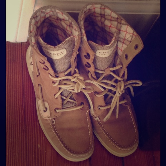 Hightop sperrys in like new condition!!